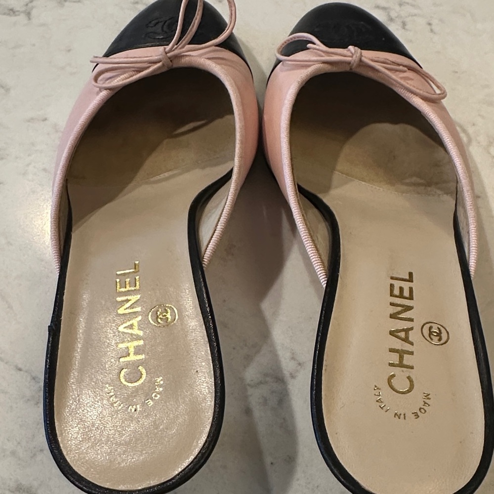 CHANEL vintage Pink and Black Mules - Picture 6 of 6